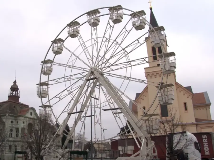 Klizalište Zrenjanin 2025 i panoramski točak u centru