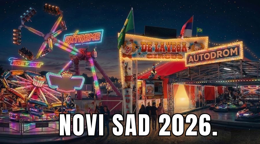 Noćni prikaz Velikog Novosadskog Lunaparka "Kotarac No1" i Cirkusa Delavega. Sa leve strane dominiraju jarko osvetljene adrenalinske vožnje, uključujući veliku vožnju sa natpisom "EXTREME" i "ROCK N ROLL". Sa desne strane nalazi se osvetljeni "AUTODROM" sa automobilima za sudaranje, pored kojeg je ulaz u crveni šator Cirkusa Delavega. Na dnu fotografije ispisano je velikim belim slovima "NOVI SAD 2026.". Nekoliko posetilaca šeta između atrakcija.